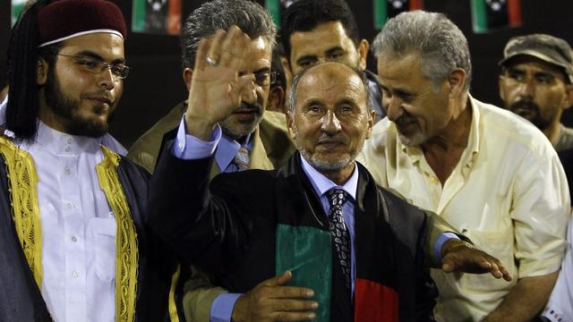 Le chef du gouvernement intérimaire libyen, Moustafa Abdeljalil (au centre), était pour la première fois à Tripoli depuis la fuite de Kadhafi. [AP Photo/Francois Mori]