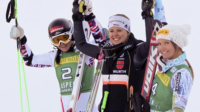 Podium de charme avec Mancuso (à d.) et Goergl entourant Rebensburg. [KEYSTONE - Nathan Bilow]