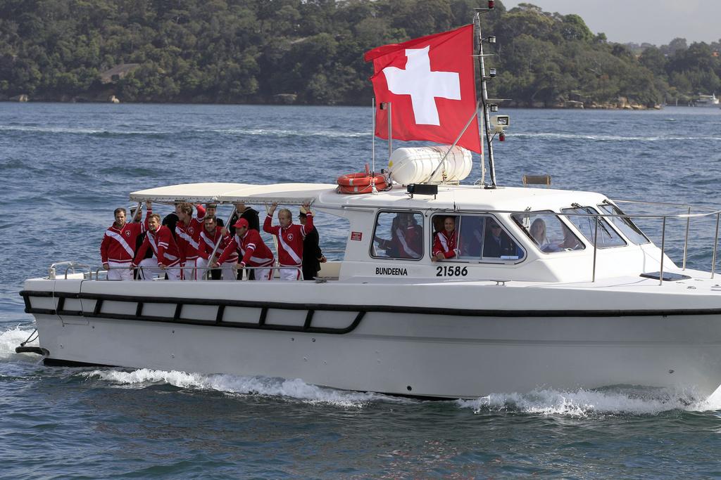 Espérons que le navire suisse ne prendra pas l'eau dans la baie de Sydney.