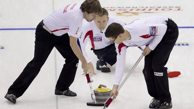 L'équipe de Suisse du skip Christof Schwaller, qui vient de lâcher sa pierre, doit gagner ses deux derniers matches pour aller en demi-finales.