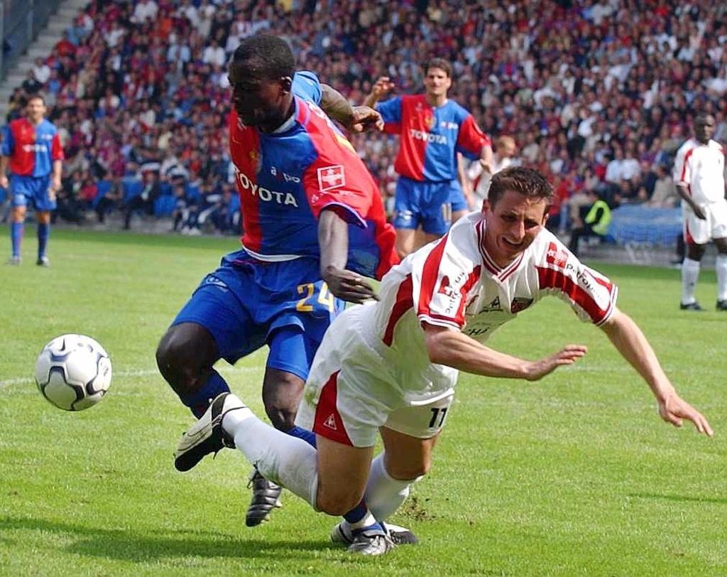 Rien à faire pour Alexandre Rey et NE Xamax en finale de la Coupe de Suisse 2003 face au Bâle de Thimotée Atouba. [Keystone - Walter Bieri]