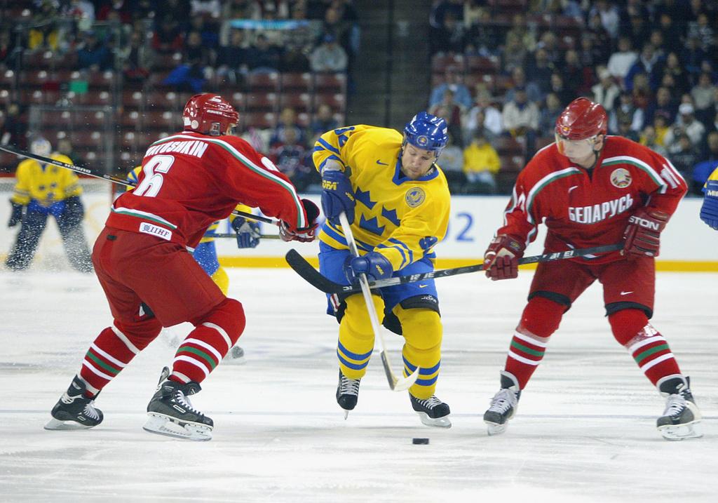 Nylander en action lors d'un match de sinistre mémoire pour lui, face au Bélarus lors des JO 2002. [KEYSTONE - Adrian Dennis]