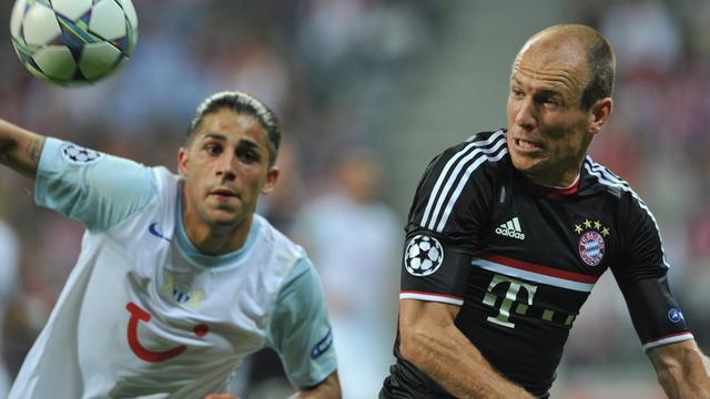 Grande satisfaction du match aller, Ricardo Rodriguez (arrière-plan) a mené la vie dure à la star Arjen Robben. [Peter Kneffel]