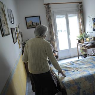 Une femme souffrant de la maladie d'Alzheimer dans un home français. [afp - Sébastien Bozon]