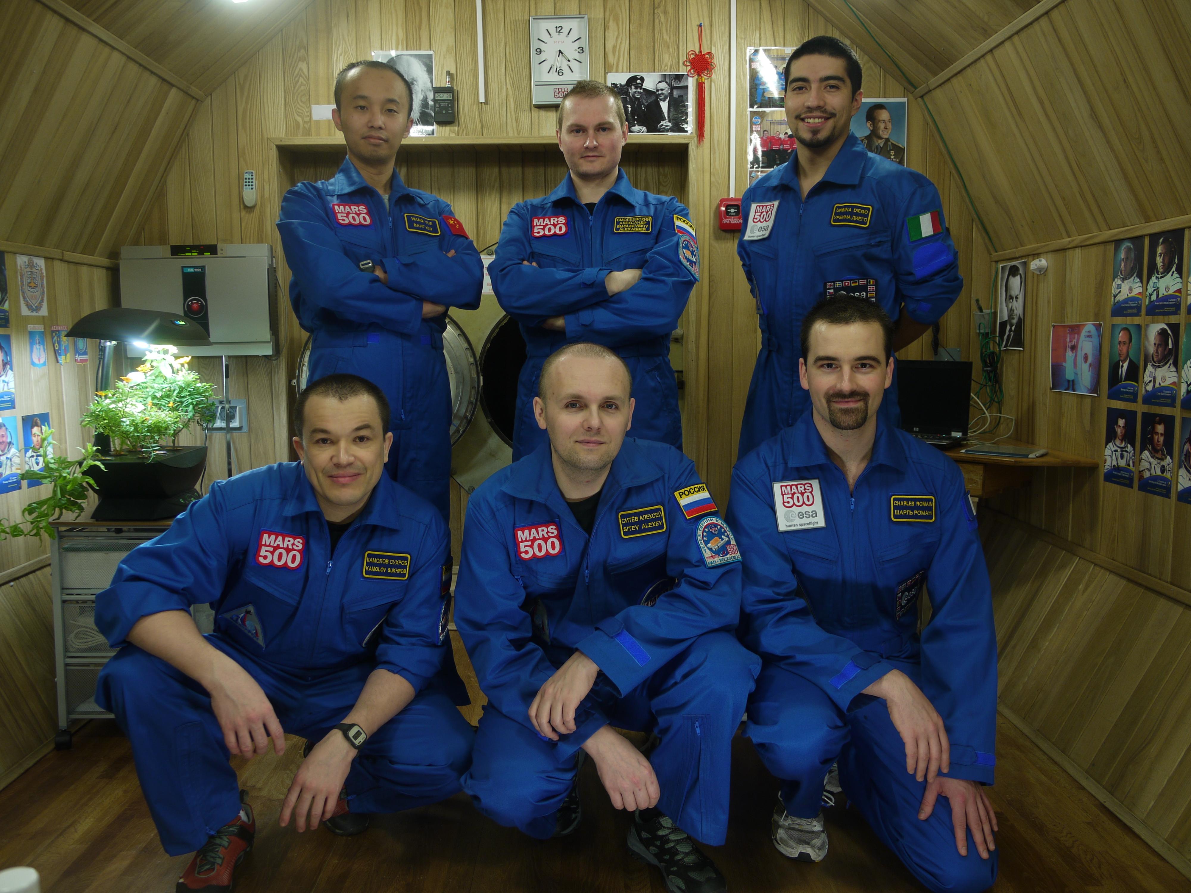 L'équipe posant au complet dans le module expérimental en décembre 2010. [ESA]