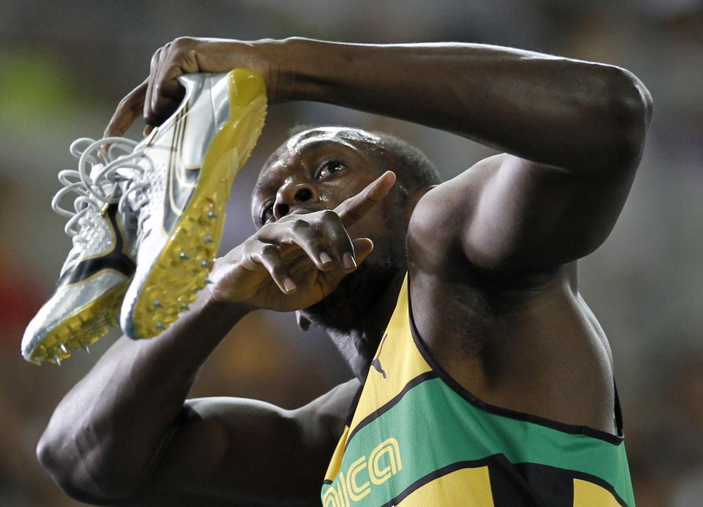 Bolt a généreusement offert ses pointes à une fan. [KEYSTONE - Anja Niedringhaus]