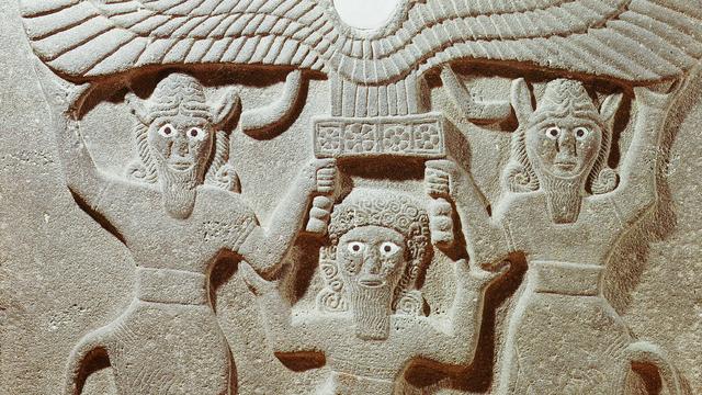 Gilgamesh, roi d'Uruk, entre deux demi-dieux, soulevant le soleil (Enkidu). [AFP - The Picture Desk]