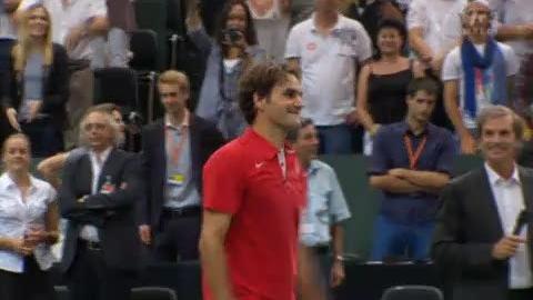 Tennis / Coupe Davis (Suisse-Portugal): après 2h27' une balle de match pour Roger Federer face au tenace Rui Machado (5-7 6-1 6-4 6-2). La Suisse mène 2-0 après la 1re journée