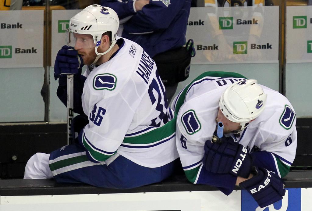 Toute la détresse de Jannik Hansen et Sami Salo sur le banc de Vancouver. [Keystone - Jonathan Hayward]