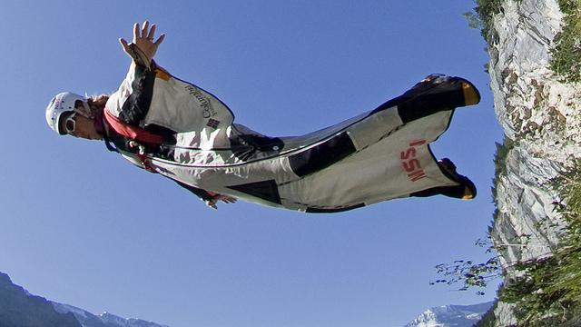 La Suisse est une destination prisée par les étrangers pour le base jump. [Reuters - Pascal Lauener]