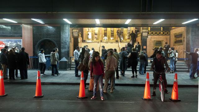 La population s'est réfugiée dans la rue lorsque le séisme s'est produit. Ici, c'est un théâtre de Mexico qui a été évacué. [Yuri Cortez]