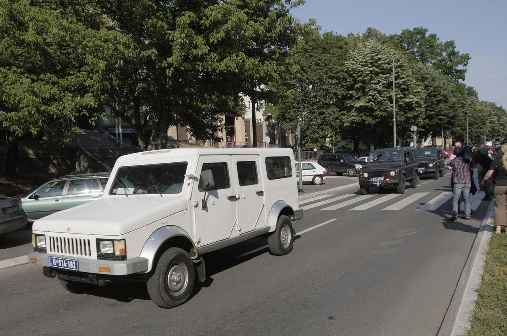 Un convoi de voitures blindées était sorti du..... [KEYSTONE - AP Photo/Vadim Ghirda]