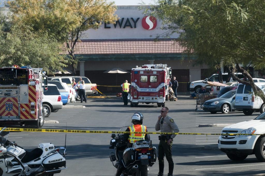 La fusillade s'est déroulée devant un magasin à Tucson, en plain meeting politique. [KEYSTONE - GARY M WILLIAMS]