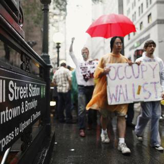 Une manifestation en mouvement devant la station de métro de Wall Street, à New York, le 29 septembre 2011.