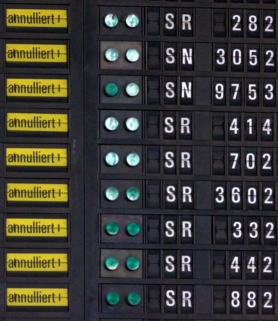 Triste panneau des départs, le 2 octobre 2001 à Zurich-Kloten [KEYSTONE - FRANCO GRECO]