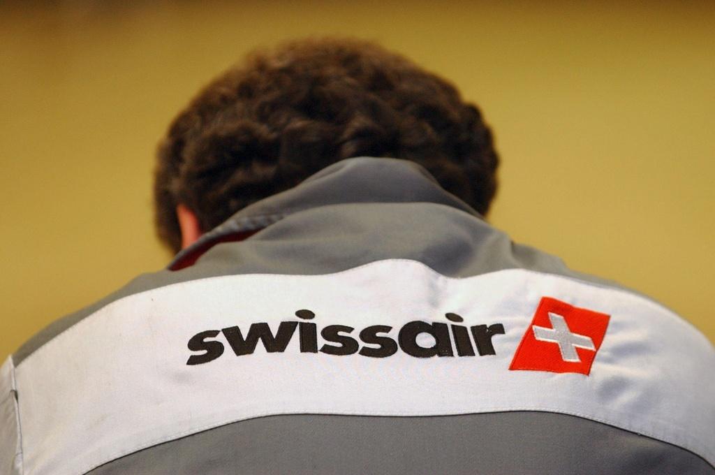 Un employé de Swissair déprime lors de l'assemblée générale du personnel en décembre 2001 à Genève. [KEYSTONE - LAURENT GILLIERON]