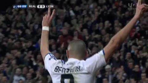 Football / Ligue des Champions (1-8e retour) : Real Madrid - Lyon (2-0) : but de Karim Benzema 65e minute