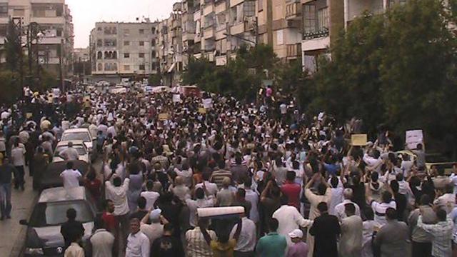 Sur cette photo amateur, des manifestants protestent contre le régime de Bachar al-Assad, le 30 septembre dernier, dans la province de Homs, en Syrie.