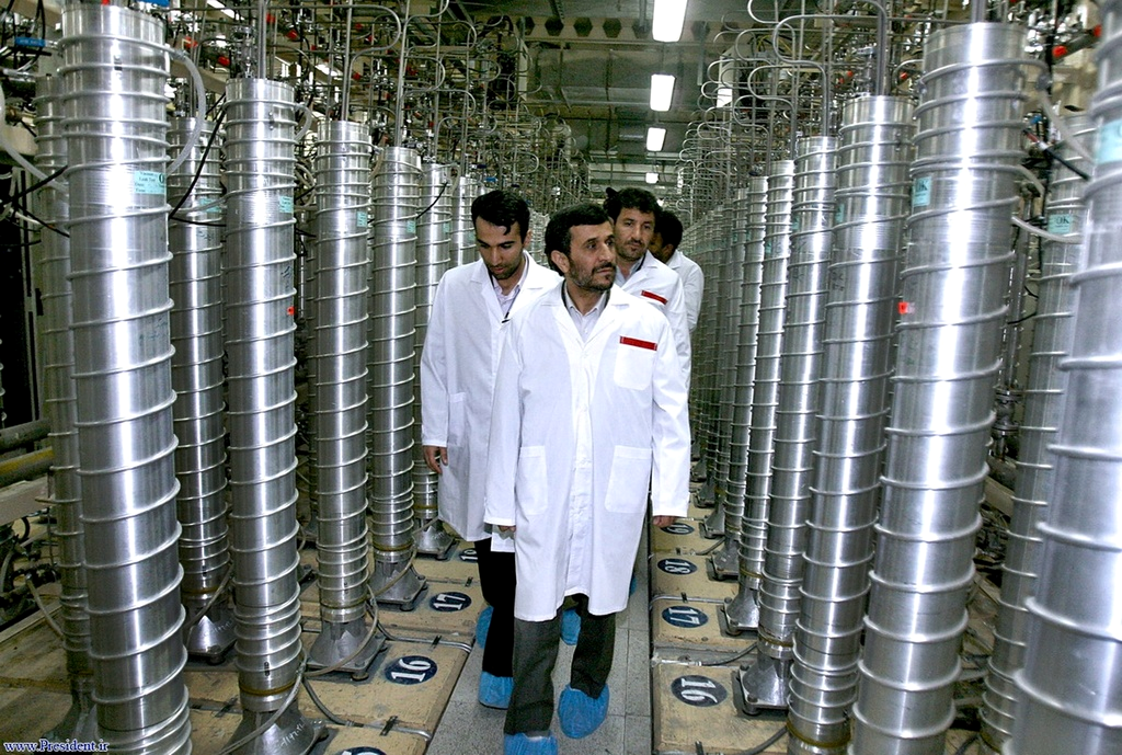 Depuis 2007, l'ONU a infligé à l'Iran plusieurs séries de sanctions économiques et financières à cause de son programme nucléaire.