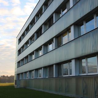 Le bâtiment de l'Agroscope Liebefeld-Posieux à Fribourg. Environ 300 personnes y sont employées. [RTS - Murièle Fellay]