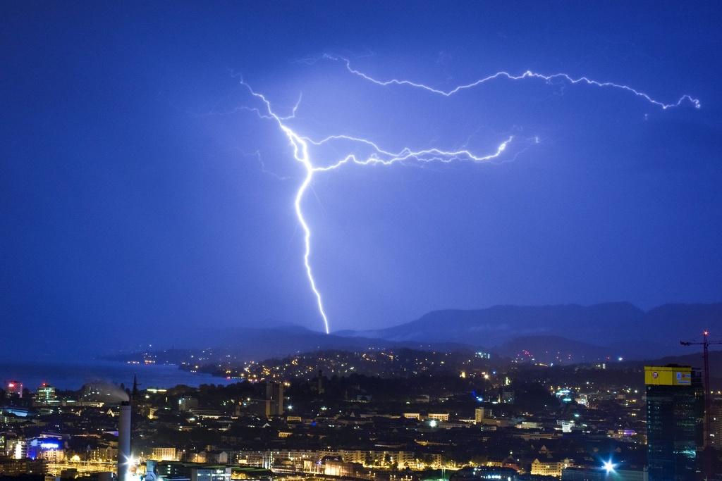 Des milliers d'éclairs, comme ici à Zurich, ainsi que des chutes de grêles ont été observés par les services météorologiques. [KEYSTONE - Alessandro Della Bella]