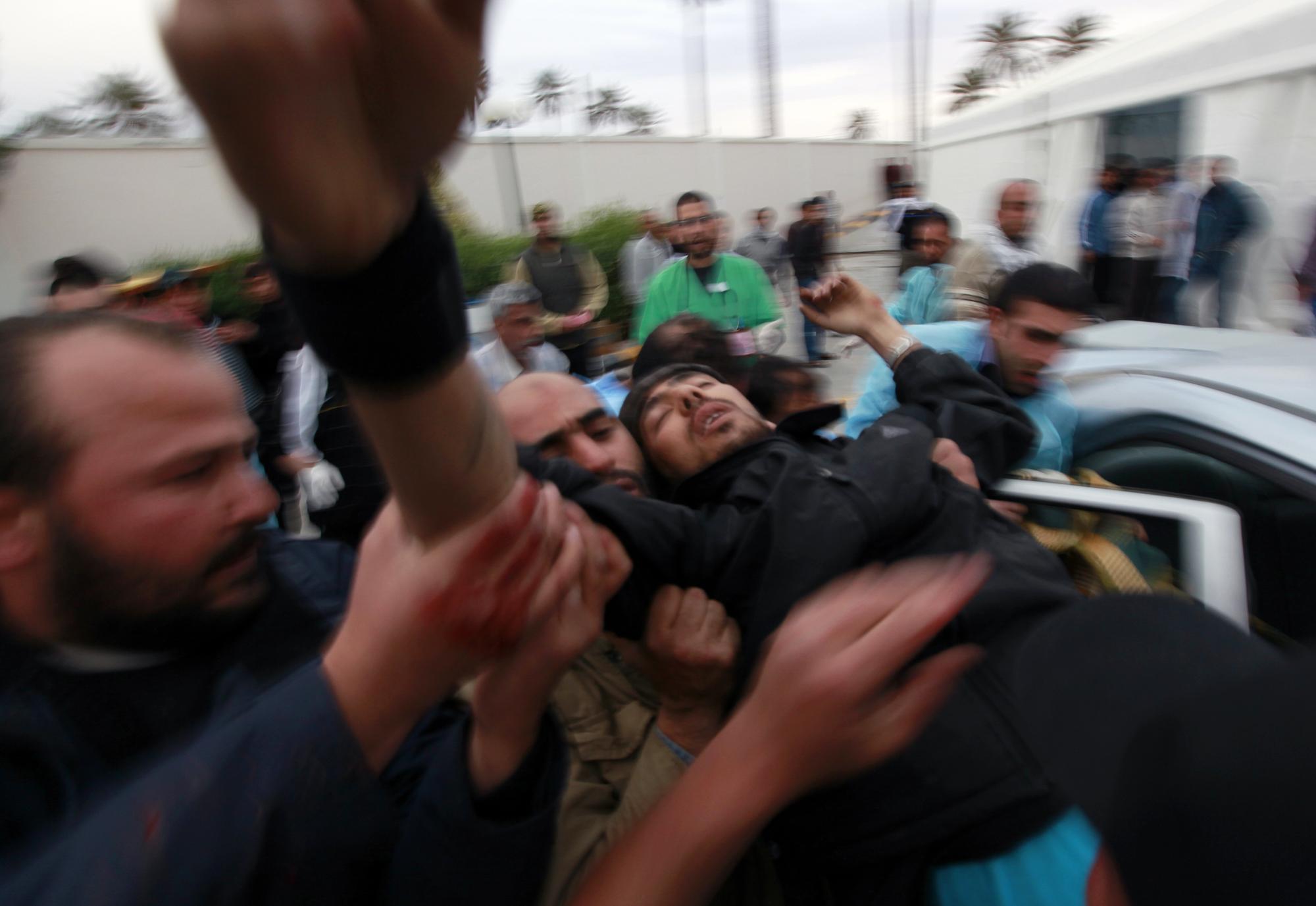 De nombreux rebelles blessés sont transportés à l'hôpital de Misrata, débordé. [REUTERS - Yannis Behrakis]