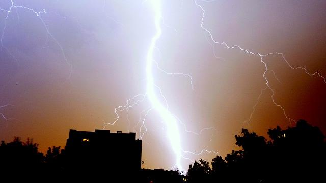 Les orages ont aussi sévi en Suisse romande, comme le montre cette photo prise à Chêne-Bougeries par un internaute. [Jean-Georges Mallet]