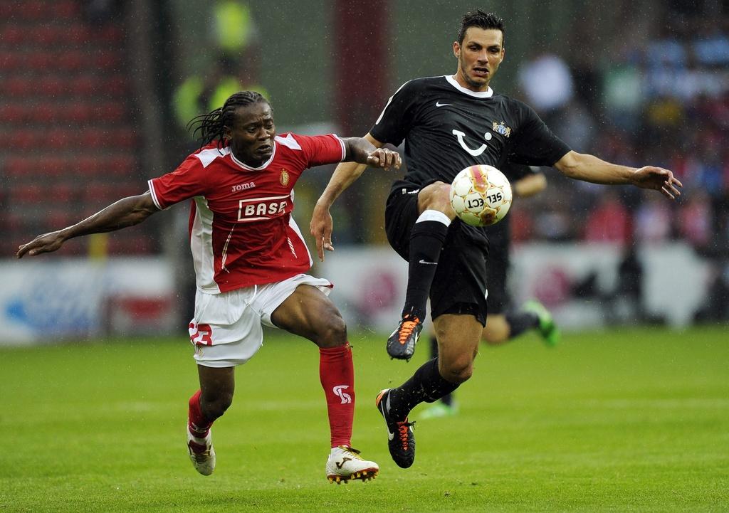 Der Zuercher Mathieu Beda, rechts, und der Luetticher Aloys Nong, links, kaempfen um den Ball, im Qualifikationsspiel fuer die Champions League Standard Luettich gegen FC Zuerich, am Mittwoch, 27. Juli 2011, im Maurice Dufrasne Stadion in Luettich, Belgien. (KEYSTONE/Steffen Schmidt) [KEYSTONE - Steffen Schmidt]