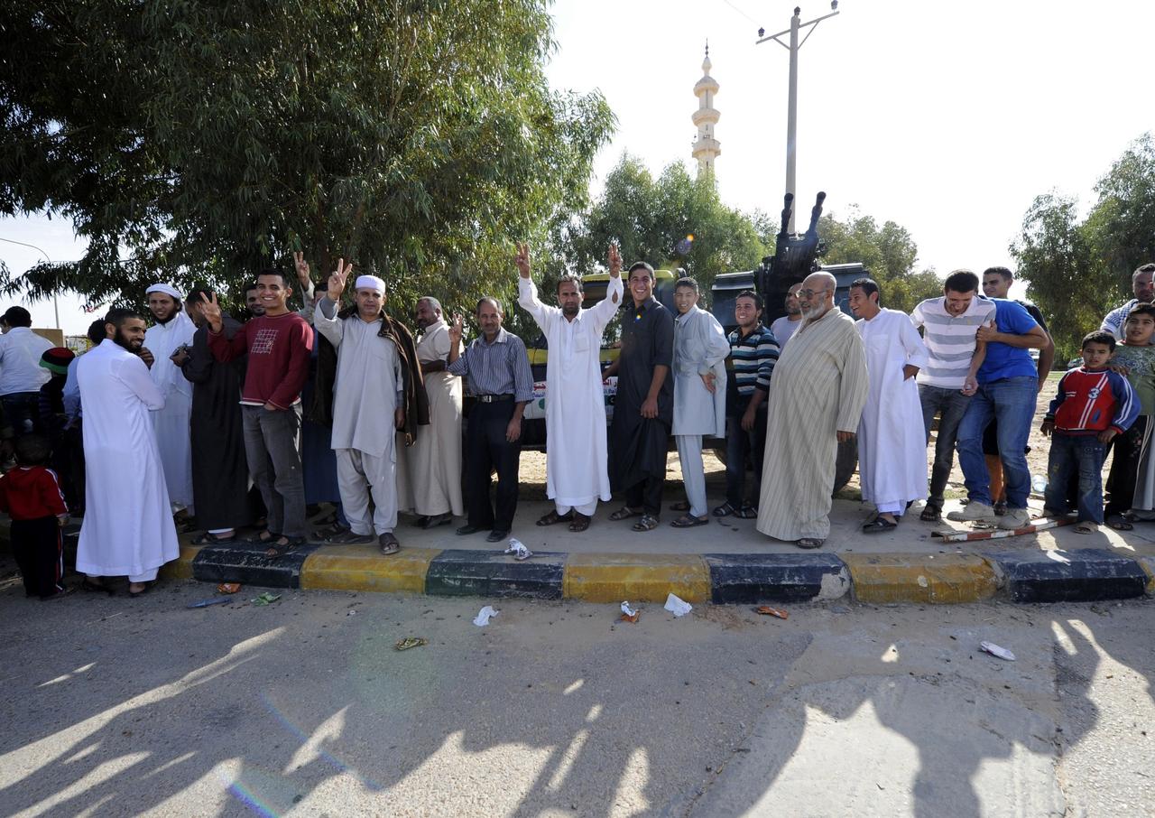 De nombreux Libyens attendent pour voir la dépouille de Kadhafi à Misrata. cette dernière ne sera pas autopsiée (lire encadré). [Philippe Desmazes]