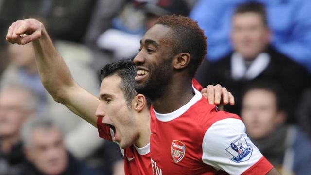 Djourou laisse éclater sa joie avec Van Persie. [Nigel Roddis]