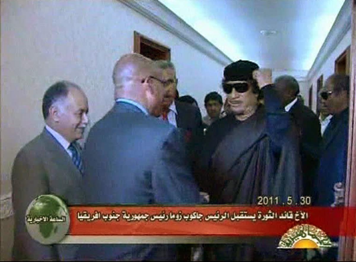 Une image de la télévision d'Etat montrant Kadhafi satisfait de la médiation de Jacob Zuma. [REUTERS/ Libya TV - � Reuters TV / Reuters]
