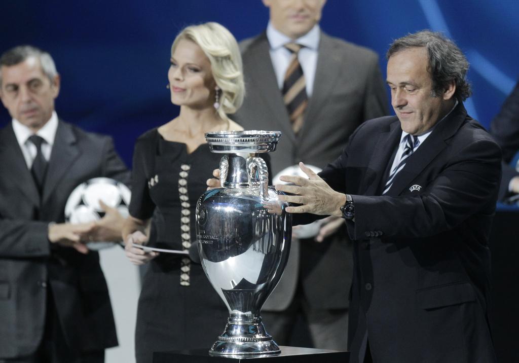 Michel Platini, patron de l'UEFA, remet officiellement le trophée en jeu. [Keystone - Efrem Lukatsky]