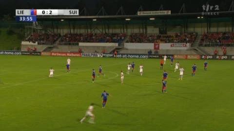 Football / Match amical / Liechtenstein-Suisse (0-2): Dzemaili pour Lichtsteiner qui centre en direction de Derdiyok ou Mehmedi mais c'est le défenseur Ma.Stocklasa qui inscrit un autogoal