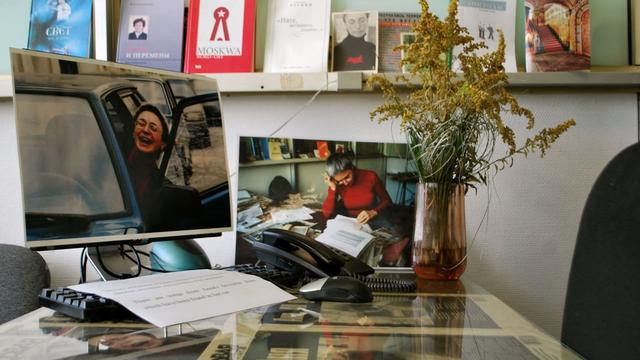 A la rédaction de Novaya Gazeta, le bureau d'Anna Politkovskaïa est toujours intact, 5 ans après son assassinat à Moscou le 7 octobre 2006. [Madeleine Leroyer]