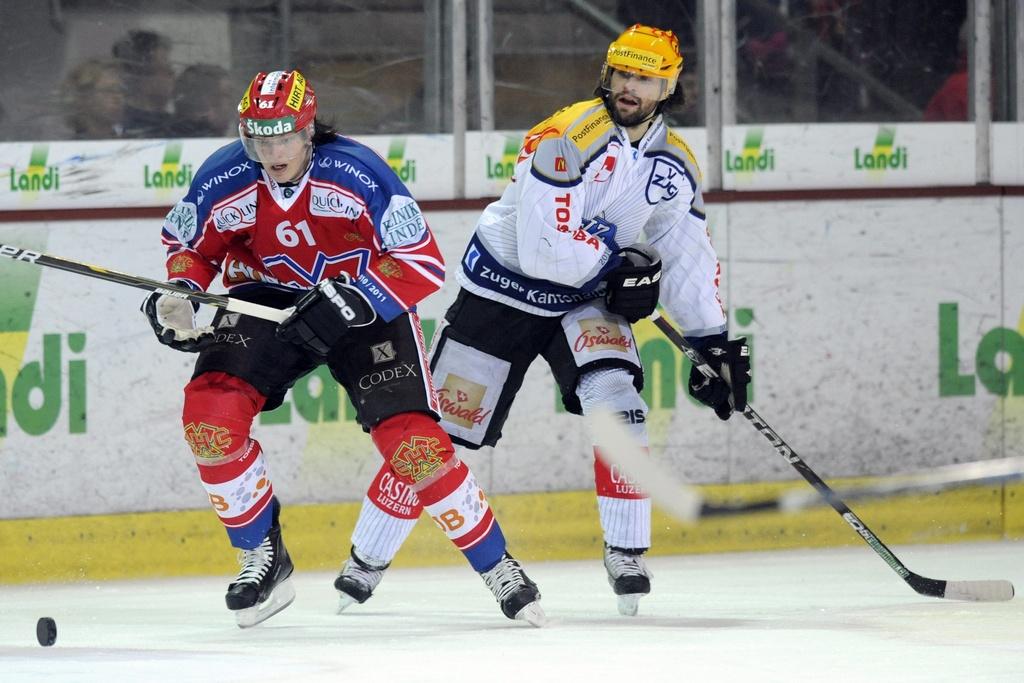 Kevin Lötscher (ici à gauche face à Holden) a convaincu Sean Simpson grâce à ses prestations sous le maillot biennois. [KEYSTONE - LAURENT GILLIERON]