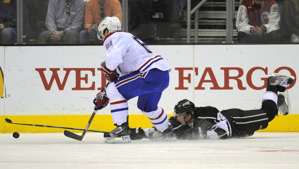 Rafael Diaz résiste au retour du centre des Los Angeles Kings Andrei Loktionov. [KEYSTONE - Mark J. Terrill]