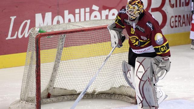 Tobias Stephan a connu une soirée difficile. Le gardien genevois a dû aller chercher le puck à 5 reprises dans ses filets. [Keystone - Salvatore Di Nolfi]