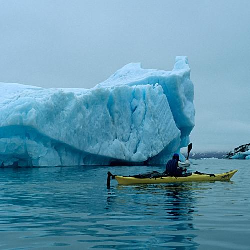 Daniel Rohrbasser sur son kayak dans les glaces du Grand Nord. [dr]