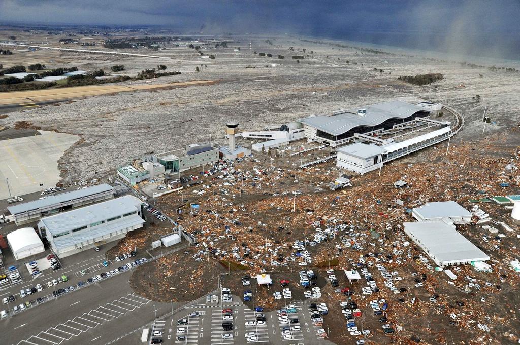 Le tarmac et le parking de l'aéroport de Sendai ont été recouverts de boue et de déchets charriés par le tsunami. [KEYSTONE - Kyodo]