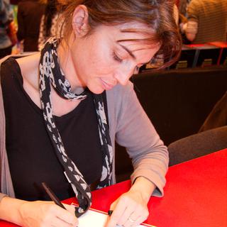 Séance de dédicaces avec Hélène Bruller, lors du Salon du livre 2008 (Paris, France) [Georges Seguin]