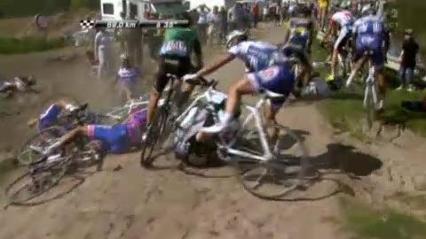Cyclisme / 109e Paris-Roubaix: au moment où Fabian Cancellara apparaît en tête du groupe des favoris (à 74 km de l'arrivée), Tom Boonen conaît un nouvel ennui: la chute