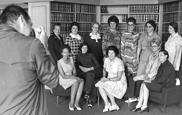 Les dix premières femmes élues au Conseil national en 1971, dont Gabrielle Nanchen, accompagnées des deux femmes élues lors de l'élection complémentaire de juin 1972. [Keystone]