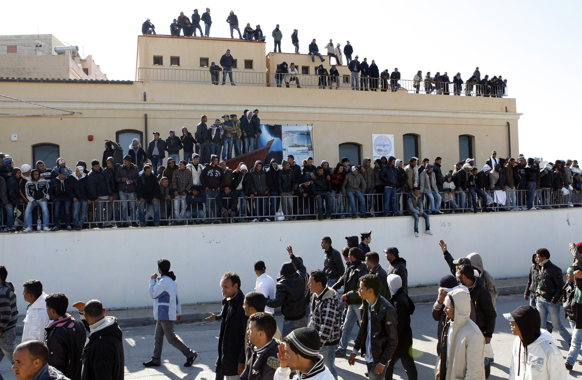 Plus de cinq mille tunisiens sont arrivés ces derniers jours sur l'île italienne de Lampedusa.