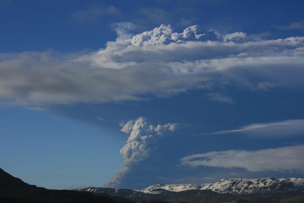 Le panache de fumée qui s'échappe du Grimsvotn s'est élevé à 17 kilomètres d'altitude. [KEYSTONE - Halldora Kristen Unnarsdottir]