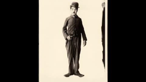 Charlie Chaplin à l’Elysée : le directeur du musée Sam Stourdzé commente quelques-unes des 10'000 photographies provenant d'un fonds offert par la famille de l’artiste.