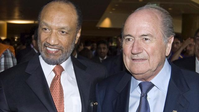 Le sourire pour Mohammed Bin Hammam et la grimace pour Sepp Blatter. Le Valaisan ne croit-il pas à sa réélection? [Keystone - AHMAD YUSNI]