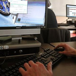 Un gendarme en formation pour la cybercriminalité