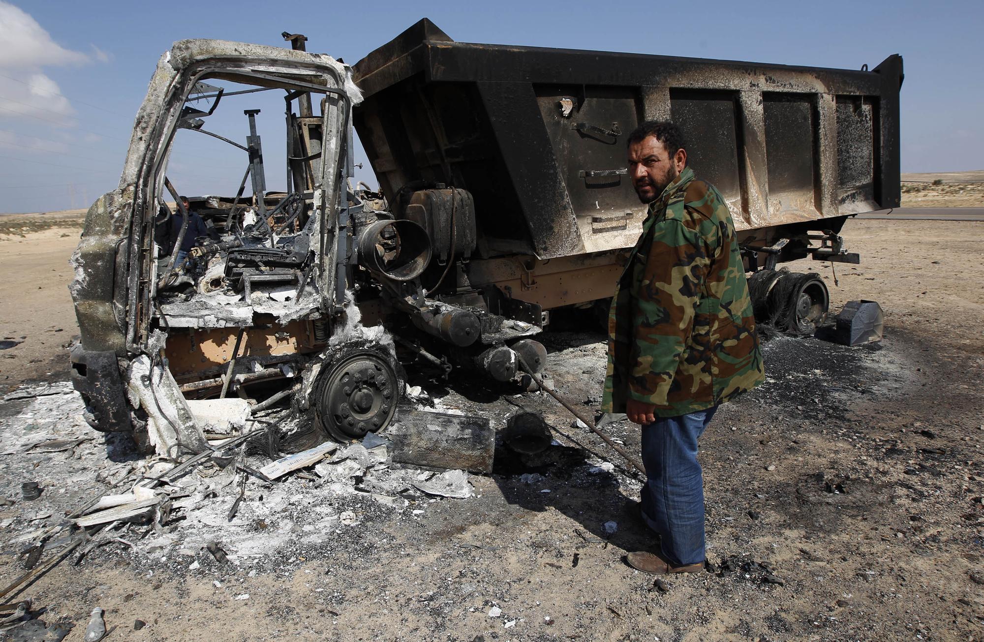 Selon les insurgés, ce camion brûlé dans les alentours de Brega, appartenait aux forces kadhafistes. [REUTERS - Andrew Winning]