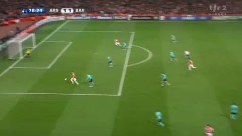 Football / Ligue des Champions: Arsenal - Barcelone (1-1) Superbe égalisation de Van Persie grâce à un tir en puissance dans un angle très fermé