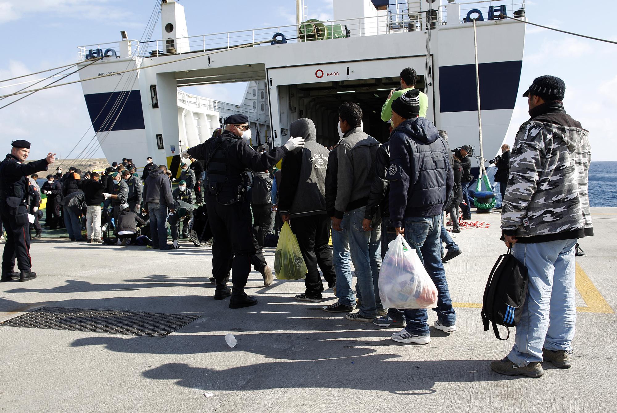 Le ministre italien Roberto Maroni a précisé que le permis temporaire ne concernait que les migrants déjà arrivés sur le sol italien. [REUTERS - Tony Gentile]